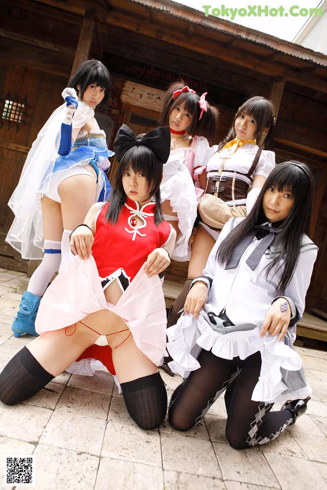 Cosplay Girls - Queen Dripping Pussie